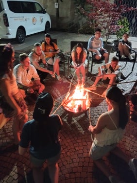 Der Jugendaustausch zwischen Südtirol und Belfast ermöglichte Jugendlichen beider Regionen einen tiefgreifenden Einblick in die jeweilige gesellschaftliche Realität, die abends auch bei einem Lagerfeuer besprochen wurde. (Foto: LPA/Landesamt für Jugendarbeit/Sarah Lazzari, Helga Tinkhauser, Benjamin Schlesier)