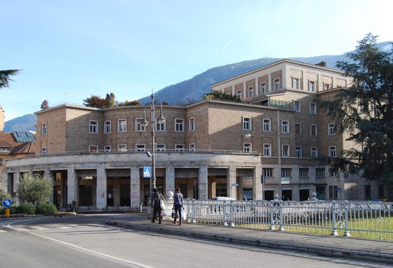 La Giunta provinciale ha posto l'edificio dell'ex compagnia assicurativa INA di Bolzano sotto tutela storico-artistica per il suo significato architettonico e urbano (Foto: USP/Soprintendenza provinciale ai beni culturali)

