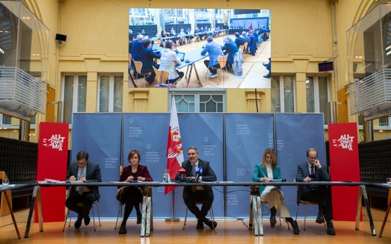 Un momento dell'odierna conferenza stampa di fine con il presidente Arno Kompatscher (nella foto al centro). "Le sfide economiche sono un'opportunità per il nostro territorio", ha sottolineato il presidente della Giunta altoatesina. (Foto: ASP/Fabio Brucculeri)