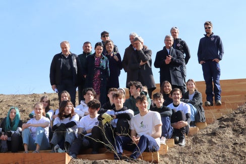 In collaborazione con la classe 4C del Realgymnasium e la Giardineria di Merano, l'Ufficio bacini montani Ovest progetta una zona ricreativa presso la diga sul rio Mut, vicino a Merano (Foto: ASP/Maja Clara)
