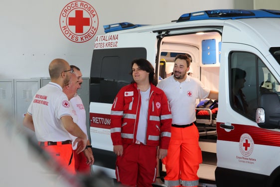 "Siamo una famiglia". Valentino Perciabosco (nella foto secondo da destra), impegnato nel servizio civile provinciale, assieme ai suoi colleghi nella sede della Croce Rossa Italiana a Bolzano. (Foto: ASP/Maja Clara)