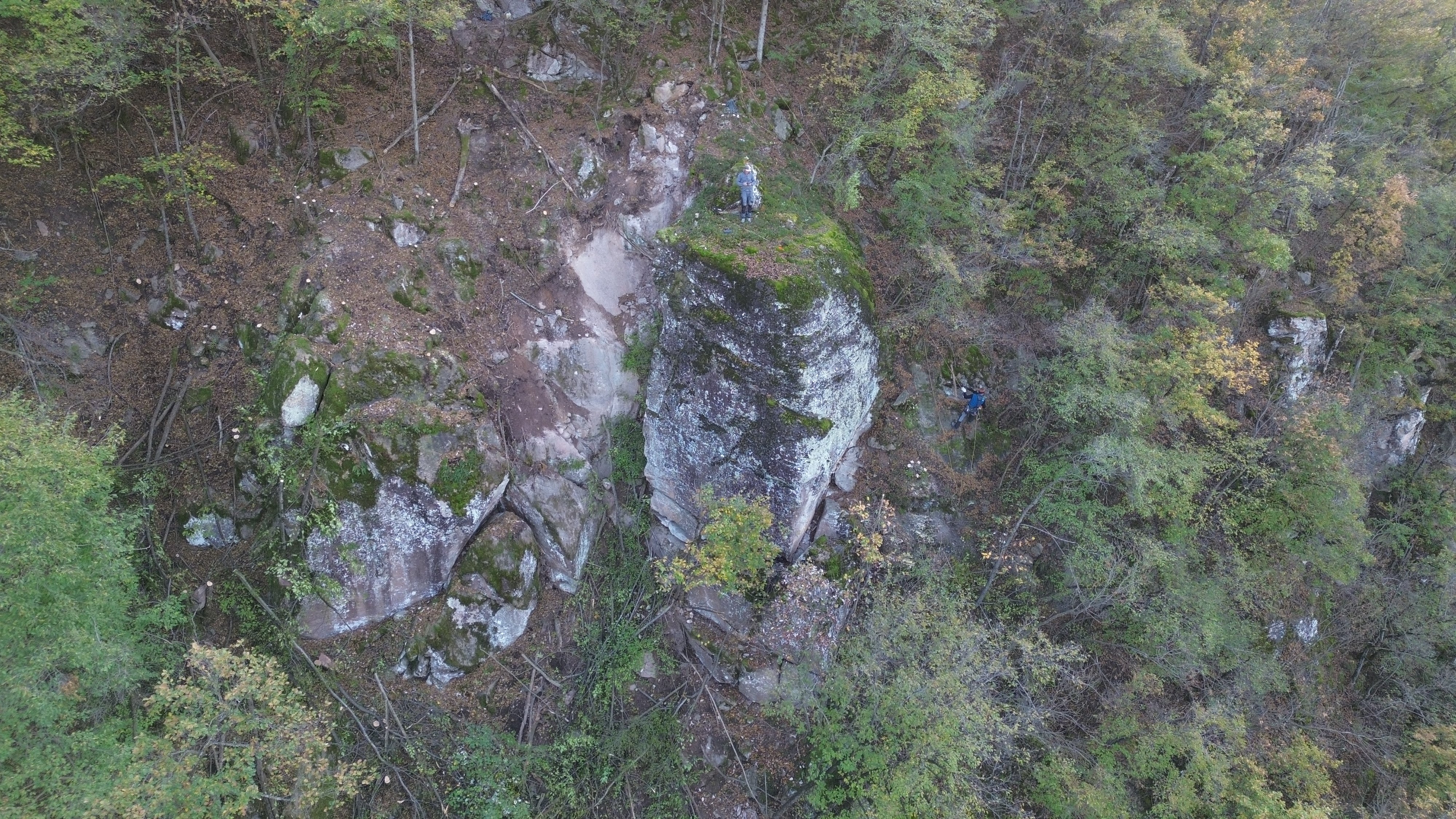 150 Kilogramm Dynamit werden eingesetzt, um den instabilen Felsblock mit einem Volumen von etwa 550 Kubikmeter an der Brennerstaatsstraße in Auer zu sprengen. (Foto: LPA/Landesabteilung Straßendienst)