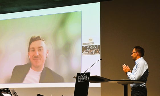 Zukunftsforscher Tristan Horx hielt ein Impulsreferat zum Thema Technologische Transformation – Freude am Ungewissen. (Foto: LPA/Deutsche Bildungsdirektion/Margit Pichler)