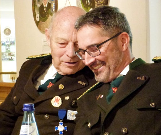 Altlandeshauptmann Durnwalder (l.) und Landeshauptmann Kompatscher in einem Archivbild beim Dreikönigsschießen 2020 in Kortsch. (Foto: Heinz Unterholzer/Südtiroler Sportschützenverband)