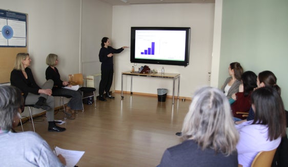 Yasmine Azza della Libera Università di Bolzano ha presentato i primi risultati dello studio pilota sulla riduzione dei comportamenti aggressivi nelle scuole primarie. (Foto: Direzione Istruzione e Formazione tedesca)