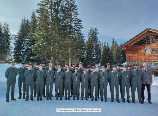 Ognuna delle 9 agenti forestali donne e dei 16 agenti forestali uomini è riuscita/o a superare il concorso. (Foto: USP/Forstschule Latemar)