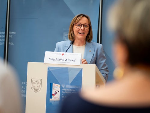 Dobbiamo lavorare insieme per mantenere il nostro mercato del lavoro dinamico e ottenere sviluppi positivi in tutti i settori, ha dichiarato oggi a Bolzano l'assessora provinciale Magdalena Amhof. (Foto: ASP/Fabio Brucculeri)