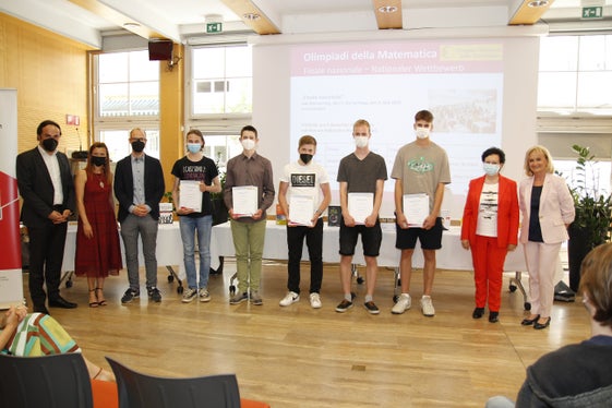 Auszeichnung mit Buch und Urkunde: die Bestplatzierten der Mathematikolympiade (Foto: LPA/Deutsche Bildungsdirektion/Verena Hilber)