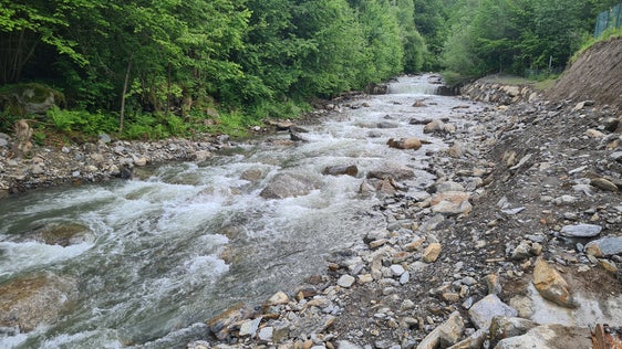Nachher: Hochwassersicherer und ökologischer: der Schnalserbach auf Höhe von Kläranlage und Recyclinghof nach soeben abgeschlossenen Arbeiten der Wildbachverbauung. (Foto: LPA/Landesamt für Wildbach- und Lawinenverbauung West)