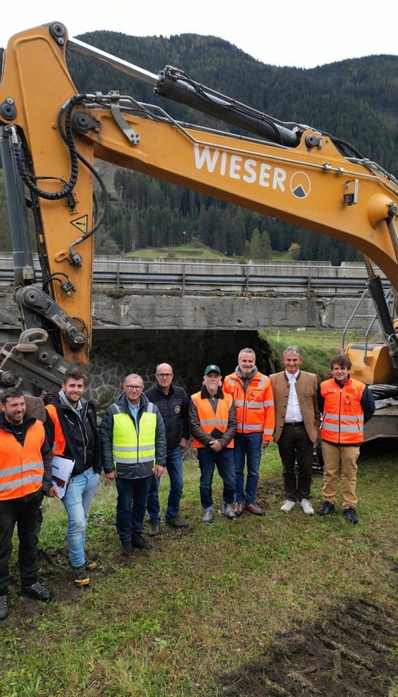 Oggi si è tenuta la prima riunione in cantiere con l'impresa appaltatrice, il sindaco Paul Schwingshackl (secondo da destra) e i tecnici dell'Ufficio tecnico strade della Provincia. (Foto: USP/Dipartimento Infrastrutture e Mobilità)