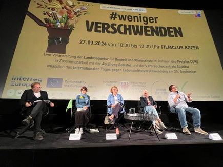 Unter dem Motto #wenigerVERSCHWENDEN wurde heute (27. September) eine Podiumsdiskussion organisiert, bei der Moderator Philipp von Hellberg (von links) mit Silke Raffeiner (Verbraucherzentrale), Rosmarie Pamer (Landesrätin), Sabine Eccel (Vinzimarkt), Luca Merlino (Landestafel) sprach. (Foto: LPA/Landesagentur für Umwelt und Klimaschutz)