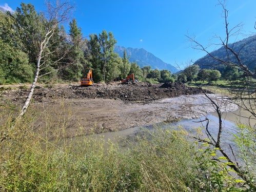 I Bacini montani stanno attualmente riempiendo il Laghetto di Rablà con materiale pulito per continuare la rimozione della pianta aliena Elodea nuttallii (Foto: ASP/Ufficio sistemazione bacini montani Ovest dell'Agenzia per la Protezione civile) 