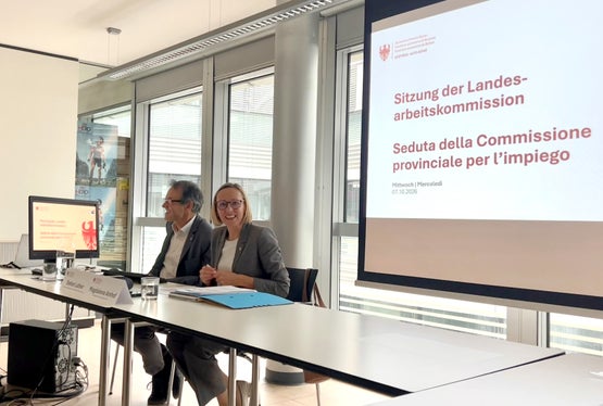 Der Direktor des Arbeitsmarktservice Südtirol, Stefan Luther (links), und Arbeitslandesrätin Magdalena Amhof sprachen bei  der Sitzung der Landesarbeitskommission, bei der die enge Verbindung zwischen Arbeits- und Wohnungsmarkt in Südtirol festgehalten wurde. (Foto: LPA/Ressort Europa, Arbeit und Personal)