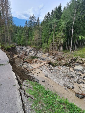Der Frötschbach hat aufgrund des gestrigen Starkregenereignisses die Straße nach Bad Ratzes unterspült. (Foto: LPA/Landesamt für Wildbach- und Lawinenverbauung Süd in der Agentur für Bevölkerungsschutz)
