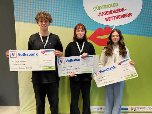 In der Kategorie Sprache kreativ siegten (v. l.) Nathan Laimer (1. Platz), Mathilde Unterpertinger Cariolato (2. Platz) und Tasja Biasi (3. Platz). (Foto: LPA/Bildungsdirektion/Ulrike Huber)