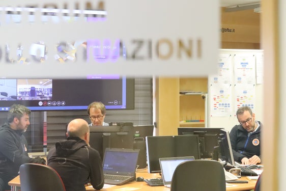 Von 11 bis 13 Uhr war heute das Lagezentrum in der Agentur für Bevölkerungsschutz besetzt, via Video dazugeschaltet waren interne Mitarbeiter, etwa vom Landesamt für Hydrologie und Stauanlagen, von der Landesnotrufzentrale und der Verkehrsmeldezentrale; im Zentrum des Bildes der Direktor der Agentur für Bevölkerungsschutz Klaus Unterweger, links Matteo Vischi, rechts Andreas Simmerle vom Landeswarnzentrum. (Foto: LPA/Maja Clara)