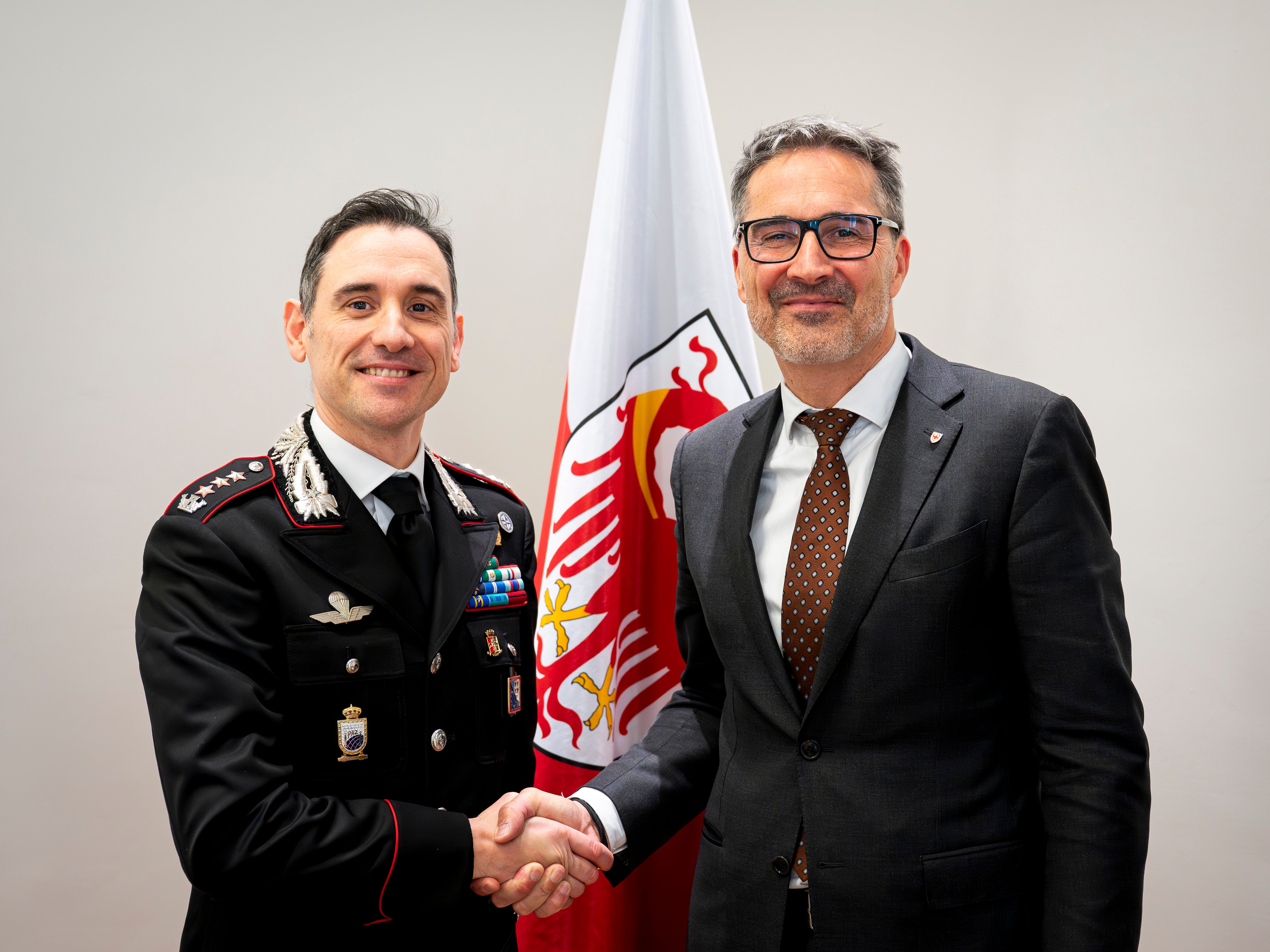 Landeshauptmann Arno Kompatscher begrüßte den neuen Kommandanten der Carabinieri, Oberst Antonio Forte. (Foto: LPA/Fabio Brucculeri)