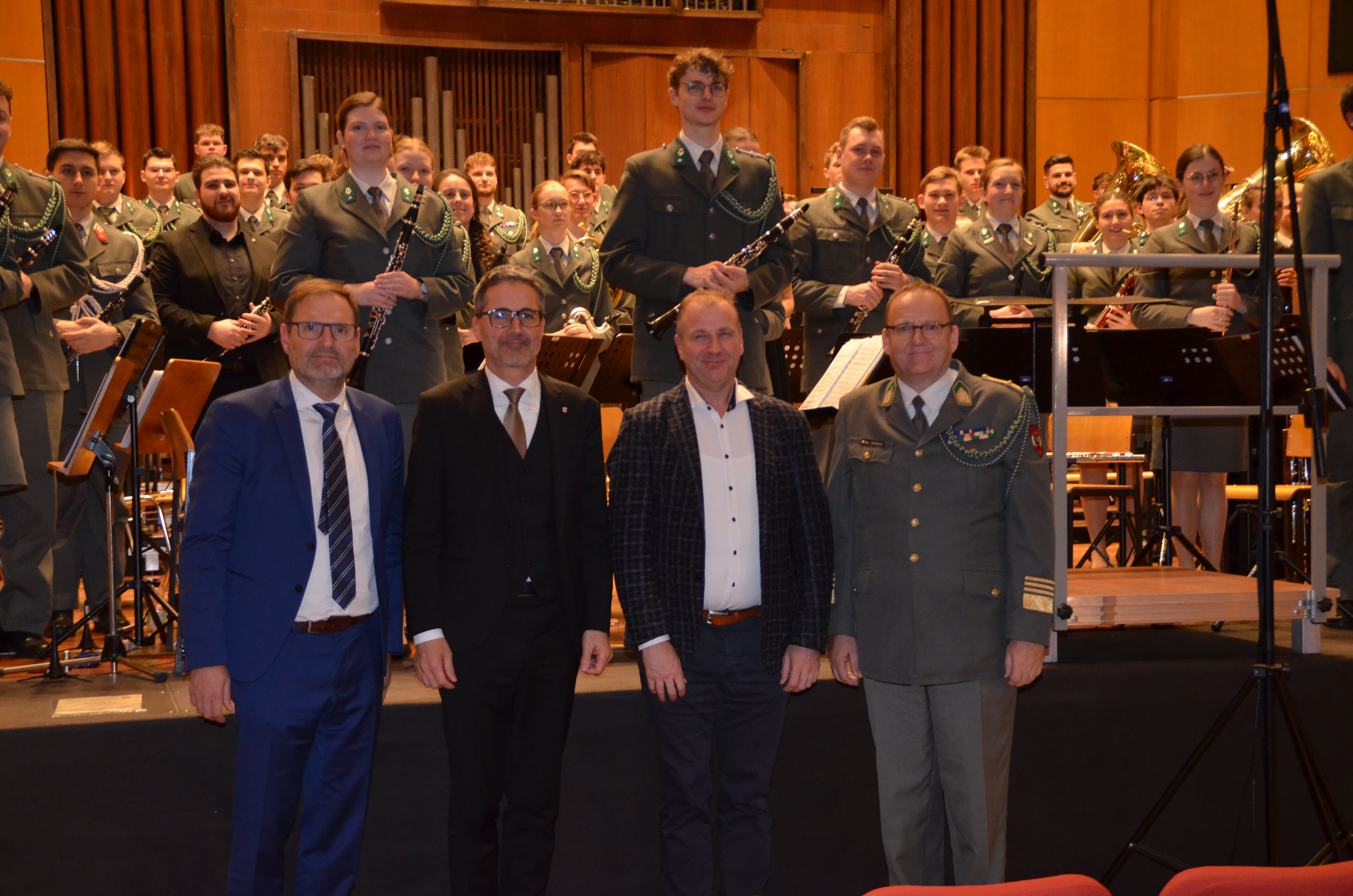 Collaborazione consolidata: (da sinistra) Meinhard Windisch, direttore della banda dell'associazione Südtirol Musikkapellen VSM, Arno Kompatscher, presidente della Provincia, Thomas Ludescher, direttore del corso di direzione di banda presso il Conservatorio, e il colonnello Adolf Obendrauf, direttore della Militärmusik
della Bassa Austria (foto: USP/Stephan Niederegger/VSM)
