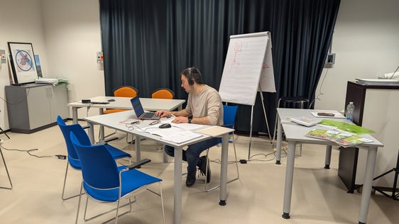 Giorgio Belluardo vom Landesamt für Energie und Klimaschutz führt eine telefonische Beratung zu den Energieförderungen des Landes durch. (Foto: LPA/Vera Brunetti)