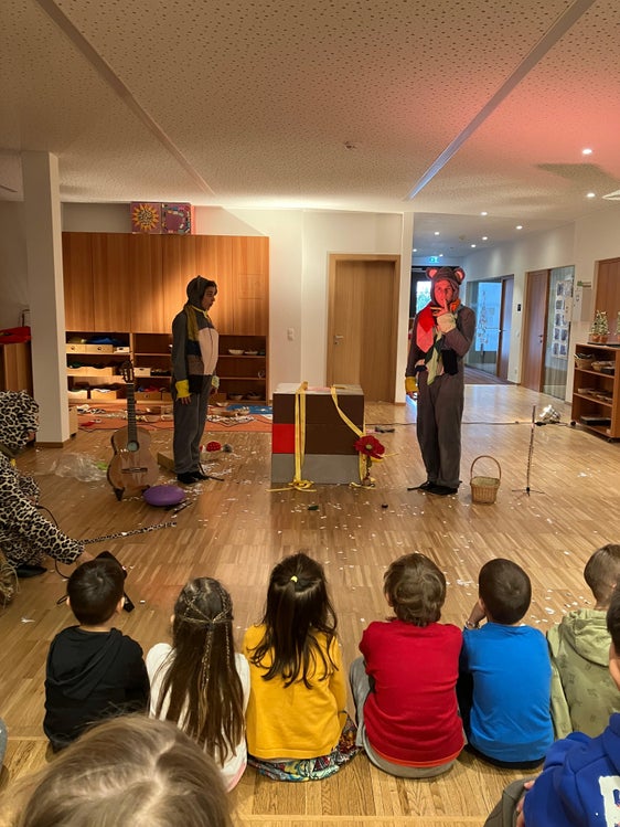 Ai mituns y ales mitans dles scolines ladines ti él gnü pité la poscibilité da tó pert ala rapresentaziun te dui lingac "La sorücia Frederick y la forza dla fantasia". (Foto: USP/Intendënza y Cultura ladina)
