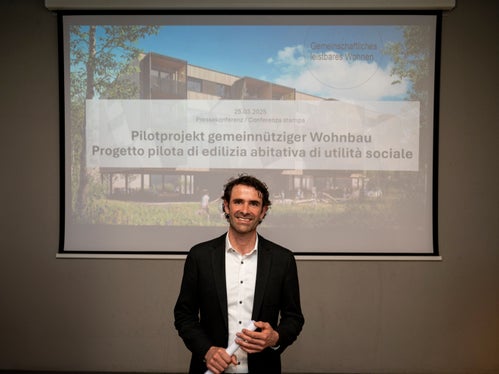 Der Initiator des ersten gemeinnützigen Wohnbauprojekts in Südtirol ist die Arche im KVW. Referatsleiter Leonhard Resch stellte das Vorhaben im Kulturzentrum Astra in Brixen vor. (Foto: LPA/Fabio Brucculeri)