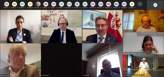 90 dei 122 responsabili della sostenibilità dei Comuni e le Comunità comprensoriali dell'Alto Adige hanno partecipato all'incontro online con il Presidente Schatzer (nella foto in alto a sinistra) e il Presidente Kompatscher (nella foto in basso a destra). (Foto: ASP)