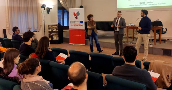 Dritte Etappe der Euregio-Akademie 2023 in Arco: v.l. Elisa Bertò, der Bürgermeiter von Arco, Alessandro Betta, und Stiftungsdirektor Marco Odorizzi (Foto: Euregio/Fondazione Trentina Alcide De Gasperi)