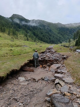 Die Zufahrt zur Ulfaser Alm unmittelbar nach den Murgängen vom 23. Juli. (Foto: LPA/Forstinspektorat Meran)