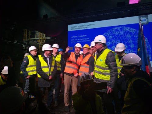 L'immancabile selfie celebrativo del ministro dei Trasporti e delle Infrastrutture Matteo Salvini (Foto: ASP/Angelika Schrott)