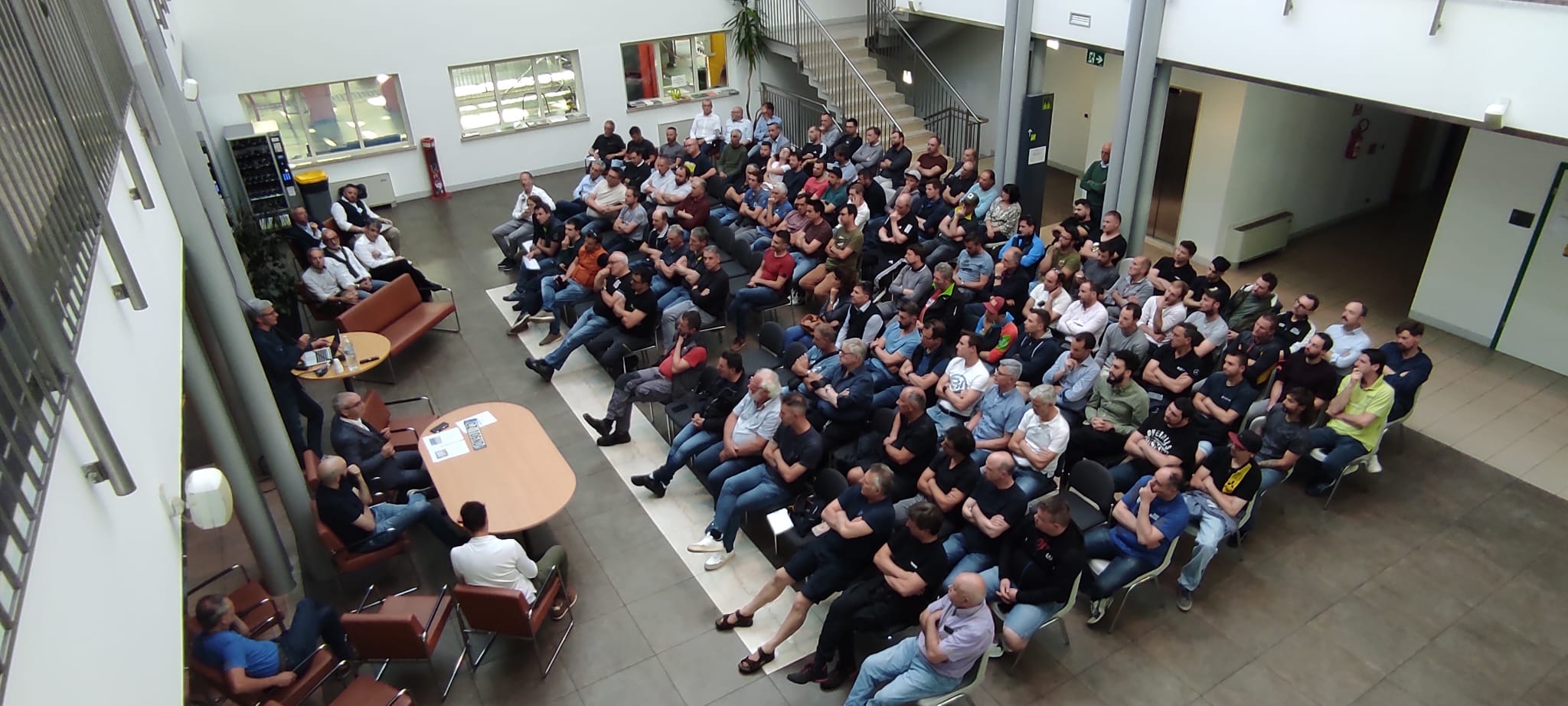 120 Inspektoren und Vertretende von 80 der 103 autorisierten Werkstätten in Südtirol haben am 28. Mai beim Treffen, das vom Kraftfahrzeugamt des Landes in Bozen organisiert wurde, teilgenommen. (Foto: LPA/Kraftfahrzeugamt)