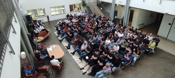 120 Inspektoren und Vertretende von 80 der 103 autorisierten Werkstätten in Südtirol haben am 28. Mai beim Treffen, das vom Kraftfahrzeugamt des Landes in Bozen organisiert wurde, teilgenommen. (Foto: LPA/Kraftfahrzeugamt)