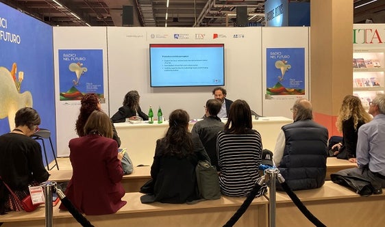 La Provincia di Bolzano è stata inoltre protagonista di un incontro professionale sul tema “Finanziamento pubblico ed editoria”.&nbsp; Luca Bizzarri, direttore dell’Ufficio Educazione permanente, biblioteche e audiovisivi, insieme a Giuliano Geri della casa editrice Raetia-Alphabeta, hanno presentato la Legge provinciale a sostegno dei progetti editoriali legati al territorio e all’editoria locale e ragionato sul modello altoatesino. (Foto: USP)