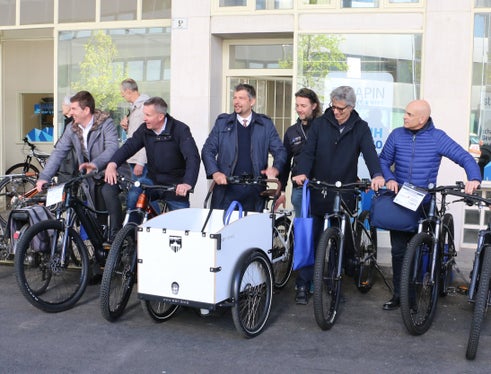 Probefahrt zur Inbetriebnahme des neuen Fahrradknotenpunkts am Verdiplatz in Bozen: Massimiliano Valle, Luis Walcher, Landesrat Daniel Alfreider, Luigi Scolari und Mauro Fattor. (Foto: LPA/Patrick Thaler)