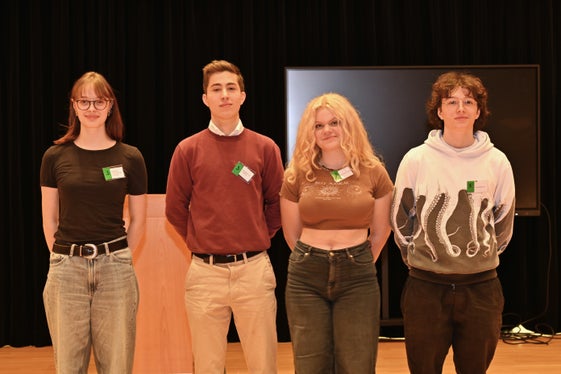 Mathilde Unterpertinger Cariolato, Benedikt von Lutterotti, Eleonora Conte e Max Masiero del Team 3. (Foto: ASP/Direzione Istruzione e Formazione tedesca/Margit Pichler)
