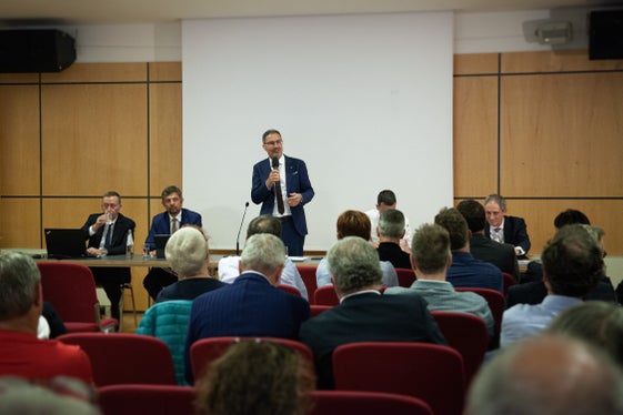 Il nostro scopo è scrivere un nuovo capitolo della storia dell’A22 e dei territori che attraversa, che ha come tema la sostenibilità e vede l’asse del Brennero trasformato in un corridoio verde”, ha sottolineato il presidente della Giunta provinciale, Arno Kompatscher (Foto: ASP/Ingo Dejaco)
