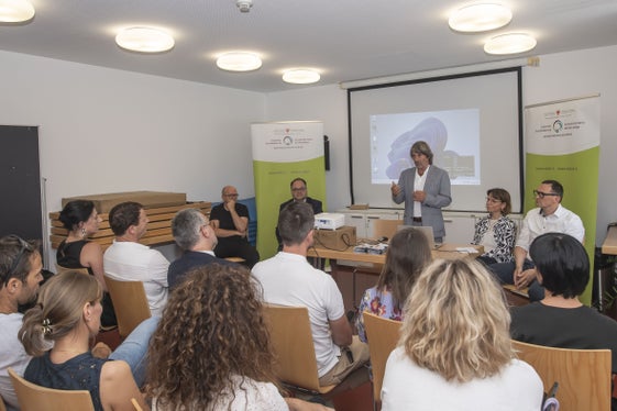 Das Gemeinschaftshaus in Brixen ist bereits seit mehreren Wochen geöffnet, am 25. Juni hat Gesundheitslandesrat Hubert Messner gemeinsam mit Vertretungen des Sanitätsbetriebs und des Ressorts der offiziellen Eröffnung teilgenommen. (Foto: LPA/Othmar Seehauser)
