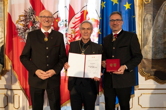 Die Landeshauptmänner&nbsp;Anton Mattle&nbsp;(links) und Arno Kompatscher&nbsp;(rechts) ehrten den Künstler&nbsp;Gotthard Bonell. (Foto: Land Tirol/Sedlak)