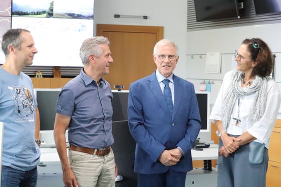 Für Warnstufen und Wetterprognosen interessierte sich Regierungskommissär Vito Cusumano (Zweiter von rechts) bei seinem Besuch in den Zentralen der Agentur für Bevölkerungsschutz, im Bild beim Landeswetterdienst mit (von links) Meteorologe Günther Geier, Landeswarnzentrum-Direktor Willigis Gallmetzer und der Direktorin des Landesamtes für Meteorologie und Lawinenwarnung Michela Munari. (Foto: LPA(Maja Clara)