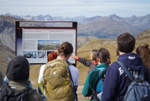 Studenti delle scuole superiori dei tre gruppi linguistici hanno partecipato al tradizionale programma sullo Stelvio, dove hanno approfondito le loro conoscenze su clima e ghiacciai (Foto: LPA/Giuliano Bertagna)
