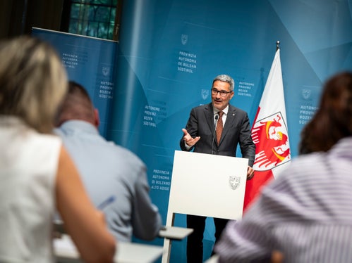 Gli studenti che frequenteranno le università o le scuole universitarie professionali nel prossimo anno accademico 2024/2025 potranno richiedere le borse di studio. Il presidente Arno Kompatscher ha illustrato oggi alcuni criteri. (Foto: USP/Fabio Brucculeri)