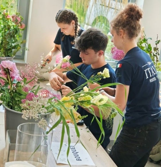 La migliore squadra di fioristi viene dall’Alto Adige: Con il 4° posto nella classifica generale e a soli 0,25 punti dal 3° posto, hanno mancato di poco il podio: (da sinistra): Alexandra Pöhl, Valeria Scrinzi, Damian Wierer. (Foto: USP/Scuola professionale Laimburg)