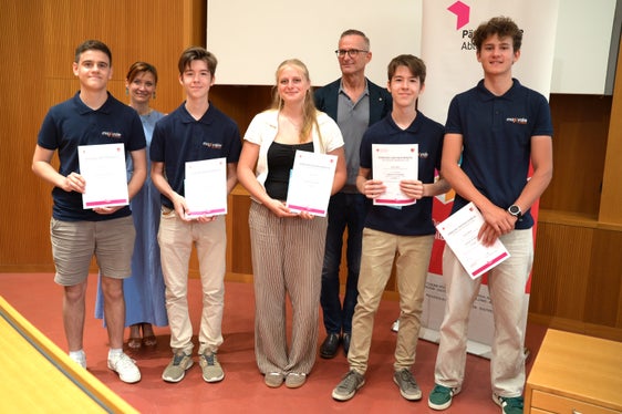 Prämierungsfeier Känguru der Mathematik 2026: 3. Klasse Oberschule – Kategorie Student (von links): Alex Decarli, Landesschuldirektorin Sigrun Falkensteiner, Gabriel Gasser, Esther Plieger, Abteilungsdirektor Martin Holzner, Simon Gasser, Samuel Demetz (Foto: LPA/Deutsche Bildungsdirektion/Margit Pichler)