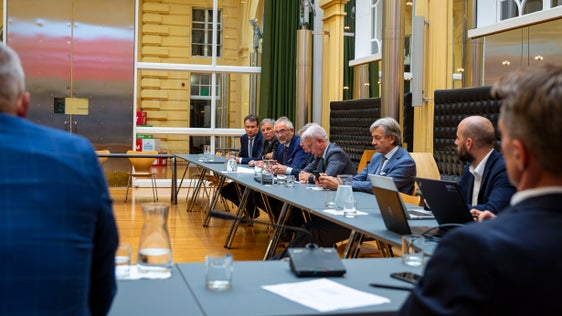 Un momento dell'incontro tra il presidente della Provincia autonoma di Bolzano, il direttore generale Alexander Steiner, il direttore di Dipartimento Ulrich Stofner e i rappresentanti degli istituti di credito altoatesini: in questa foto, in particolare, quelli di Cassa di Risparmio di Bolzano e delle Cassa Raiffeisen. (Foto: ASP/Fabio Brucculeri) 