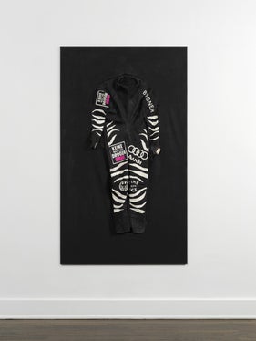 Sven Sachsalber, tuta da sci, 2019, olio e acrilico su tela, 173 x 101 cm (Foto: Dario Lasagni, 2019 © Ramiken Crucible, New York)