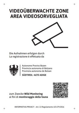 Nelle vicinanze delle fototrappole, dei cartelli informativi illustrano lo scopo, l'organizzazione responsabile e le basi giuridiche del trattamento dei dati. La protezione dei dati personali ha la massima priorità. Le persone non vengono né identificate né valutate; le immagini in cui sono riconoscibili delle persone vengono immediatamente cancellate. (Foto: USP/Gestione fauna selvatica, caccia e pesca)