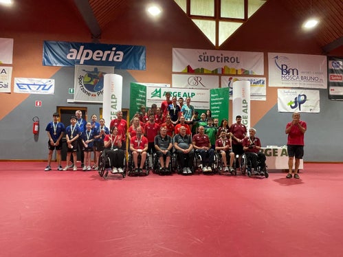 Teilnehmerinnen und Teilnehmr aus Bayern, Salzburg, Tirol, dem Trentino und Südtirol haben sich zwei Tage lang in der Sportzone Pfarrhof am Tischtennis-Turnier beteiligt. (Foto: LPA)