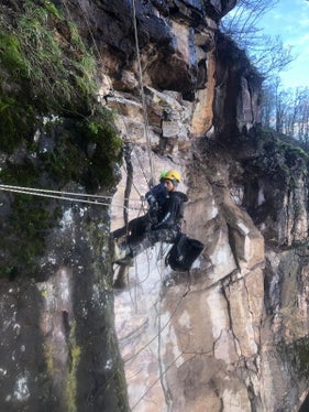 Die Abbruchstelle an der Felswand oberhalb der Industriezone in Auer wurde zügig gesäubert. (Foto: LPA/Landesamt für Geologie und Baustoffprüfung)