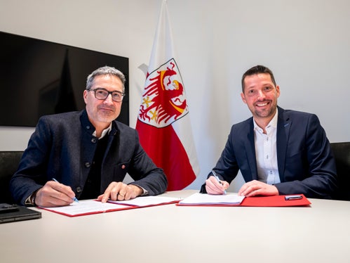 Il 22 dicembre il presidente della Provincia Arno Kompatscher (da sinistra) e il presidente del Consiglio dei Comuni Dominik Oberstaller hanno firmato l'accordo sulla finanza locale per l'anno 2026. (Foto: USP/Fabio Brucculeri)