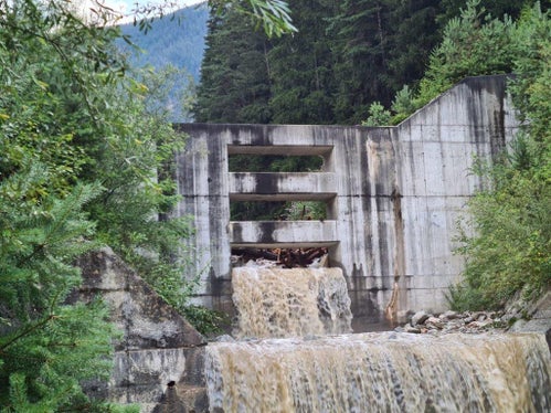 La barriera di contenimento sul rio Bianco a Fortezza ha svolto la sua funzione protettiva ed è stata in grado di catturare i detriti. (Foto: Ufficio Sistemazione bacini montani nord)