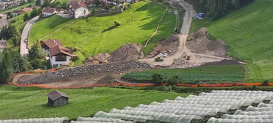 Costruzione della diga di terra lunga 170 metri con un'altezza totale di circa 10 metri per proteggere dalla valanga dell'Eberhöfer. (Foto: Agenzia per la protezione civile/Ufficio Sistemazione bacini montani ovest)